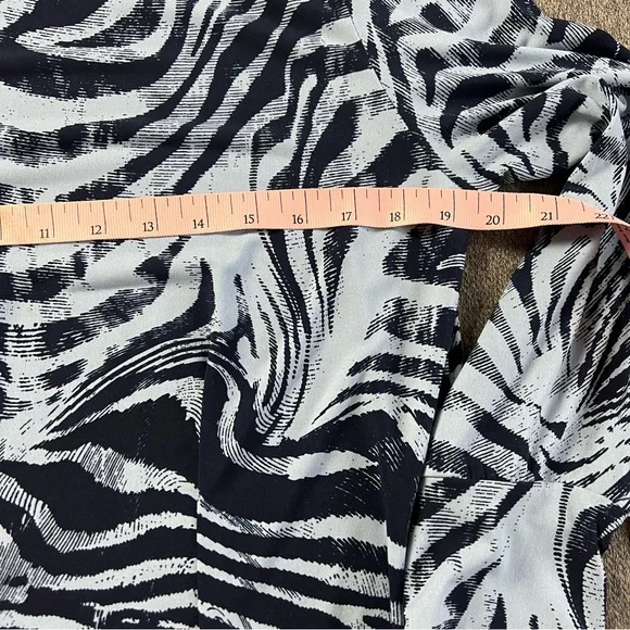 Clara Sun Woo Blue Zebra Casual Top - Picture 10 of 10